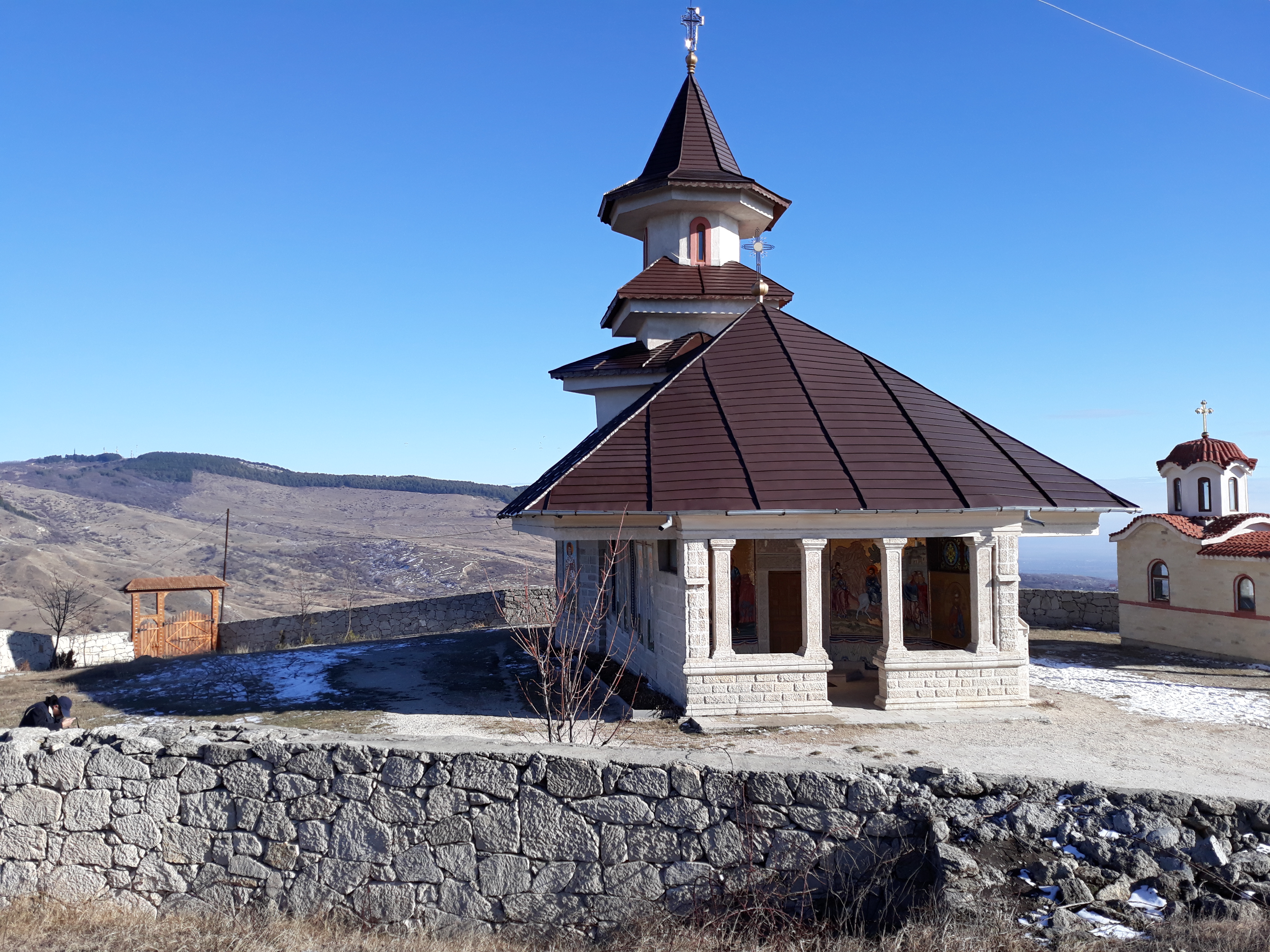 5. Biserica dintr-o piatră Năeni © CJ Buzău